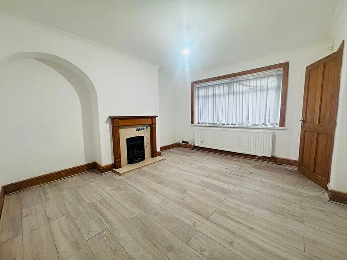 3 Bedroom Semi Detached House To Rent In Langdale Avenue, Bradford, BD8