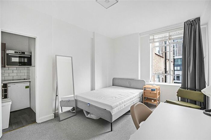 Apartment To Rent In Charterhouse Square, London, EC1M