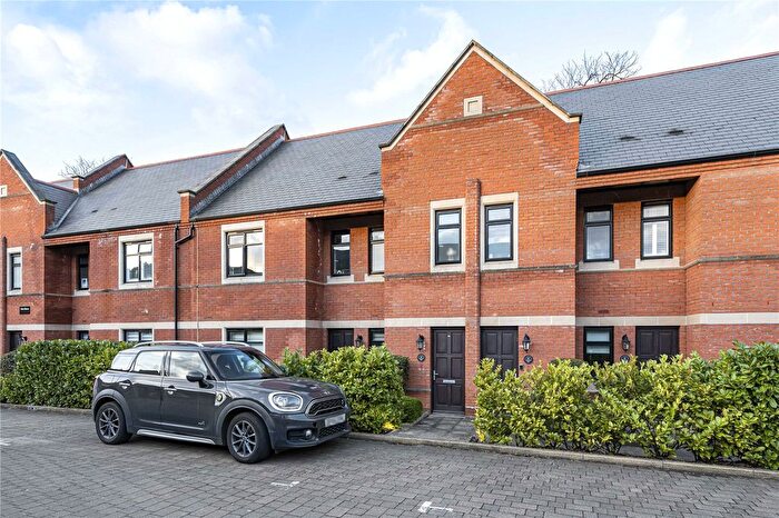 2 Bedroom Flat For Sale In Marlborough Drive, Bushey, Hertfordshire, WD23