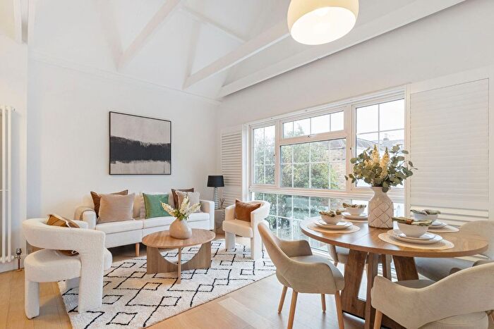 2 Bedroom Flat For Sale In Albany Road, The Alberts, TW10