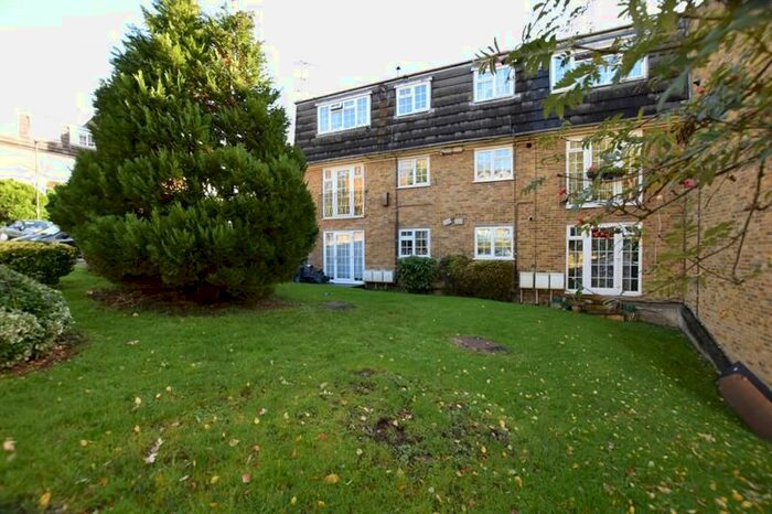 2 Bedroom Flat To Rent In Crofton Way, Enfield, EN2