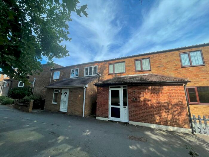 3 Bedroom House To Rent In Rokescroft, Pitsea, SS13