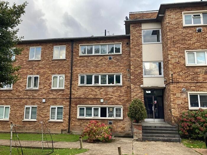 3 Bedroom Flat To Rent In Ashley Court, Great North Way, Hendon, NW4