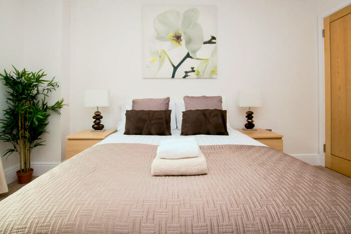 1 Bedroom Flat To Rent In Town Mead, RH11