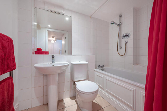 2 Bedroom Flat For Sale In Vineyard Path, Mortlake, SW14