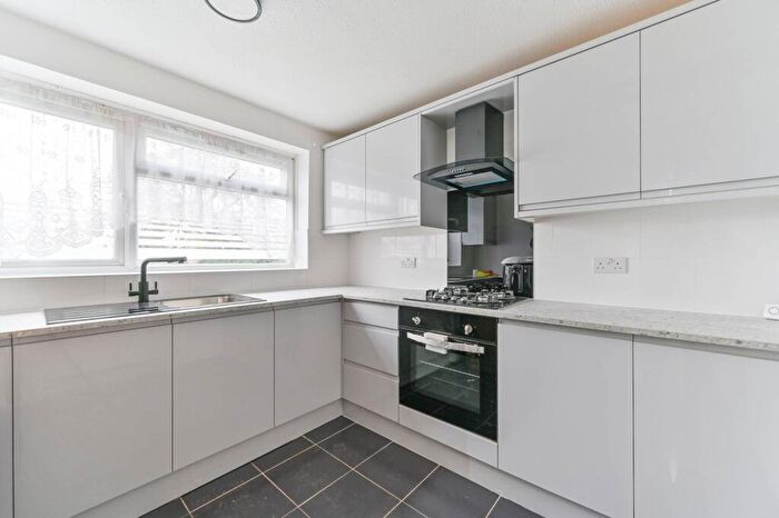 2 Bedroom Flat To Rent In Devana End, Hackbridge, Carshalton, SM5