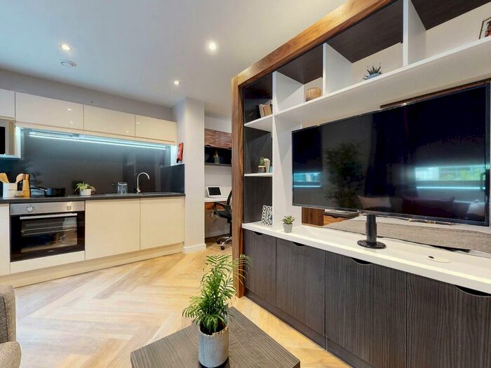 Apartment To Rent In Apt, Live Oasis Wade Lane #, LS2