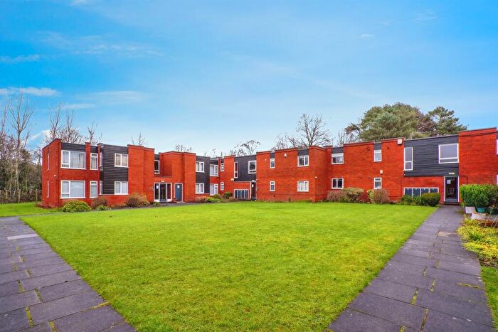 2 Bedroom Flat For Sale In Blackmoor Court, Leeds, LS17