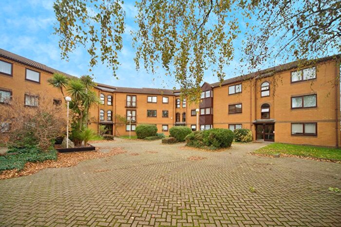 1 Bedroom Flat For Sale In Westgate Court, Waltham Cross, EN8