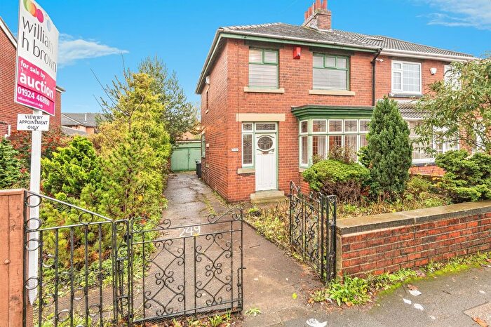 3 Bedroom Semi Detached House For Sale In Headfield Road, Thornhill Lees, Dewsbury, WF12