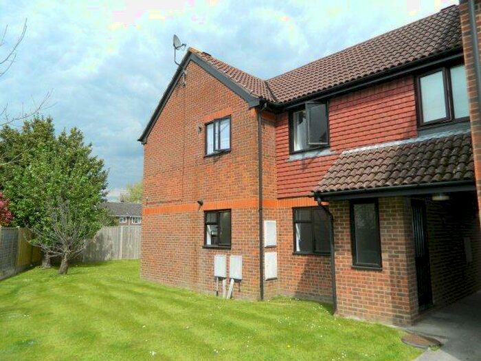 2 Bedroom Flat To Rent In Fishers Court, RH12