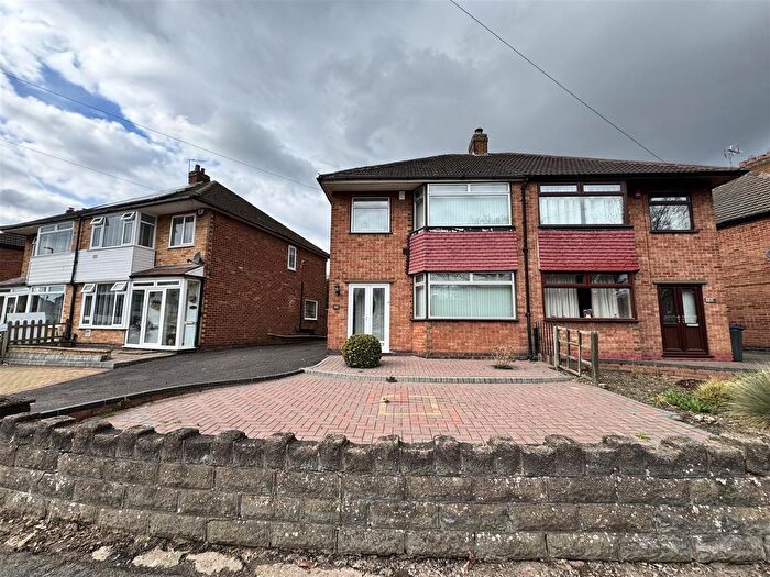 3 Bedroom Semi-Detached House To Rent In Tile Cross Road, Birmingham, B33