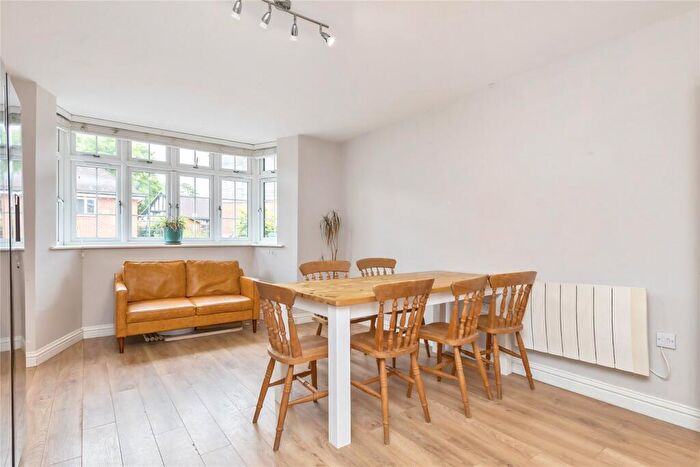 2 Bedroom Flat For Sale In Beacon Hill Road, Hindhead, Surrey, GU26