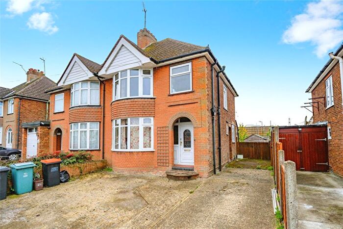 3 Bedroom Semi-detached House For Sale In Liscombe Road, Dunstable, Bedfordshire, LU5
