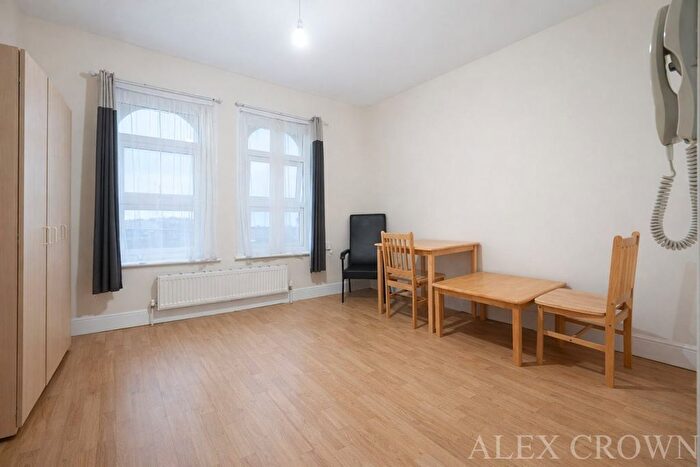 Studio To Rent In Woodland Road, New Southgate, N11
