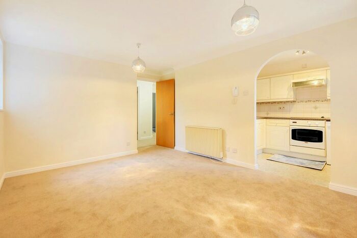 2 Bedroom Flat To Rent In Shaw Park, Crowthorne, RG45