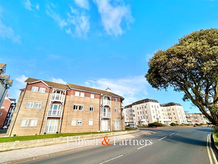 2 Bedroom Flat For Sale In Vista Road, Clacton-On-Sea, Essex, CO15