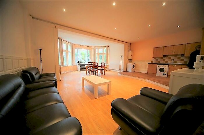 2 Bedroom Flat To Rent In Headingley Lane, Headingley, Leeds, LS6