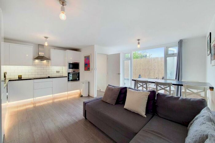 4 Bedroom Maisonette To Rent In Tarbert Walk, Tower Hamlets, London, E1