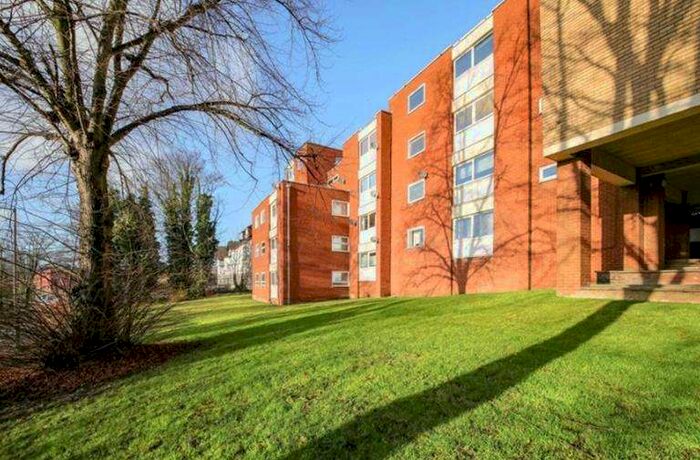 2 Bedroom Apartment To Rent In 2 Bedroom - Moulton Court - Town Centre / Station, LU2