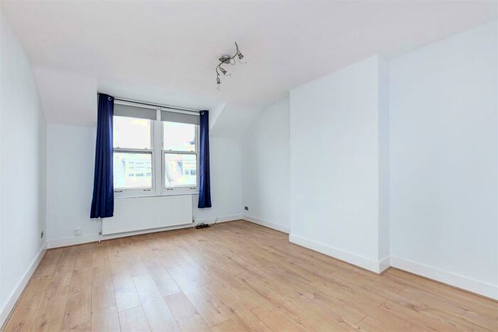 3 Bedroom Flat To Rent In Upper Richmond Road West, East Sheen, SW14