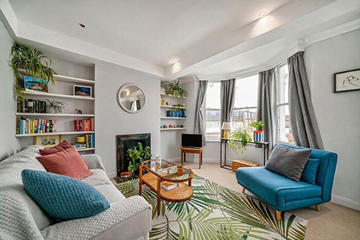 2 Bedroom Flat For Sale In Duntshill Road, Earlsfield, London, SW18