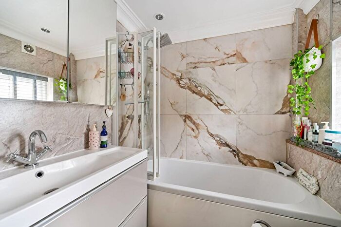 2 Bedroom Cottage For Sale In Albany Park, Colnbrook With Poyle, Slough, SL3