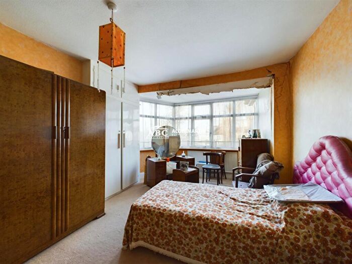 3 Bedroom Semi-Detached House For Sale In Westside, London, NW4