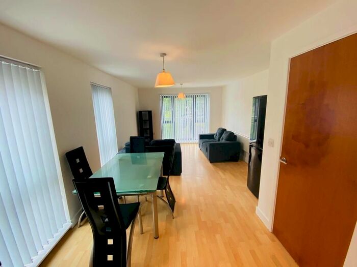 2 Bedroom Flat To Rent In Lister Court, Cuncliffe Road, Bradford, BD8