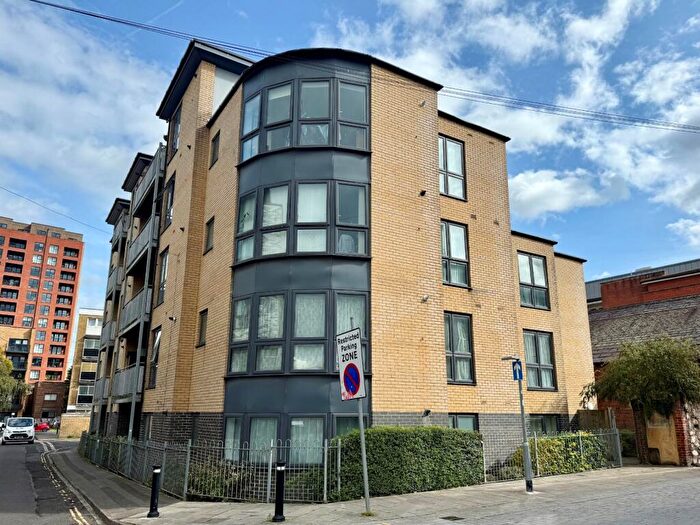 1 Bedroom Flat To Rent In Canal Walk, Southampton, Hampshire, SO14