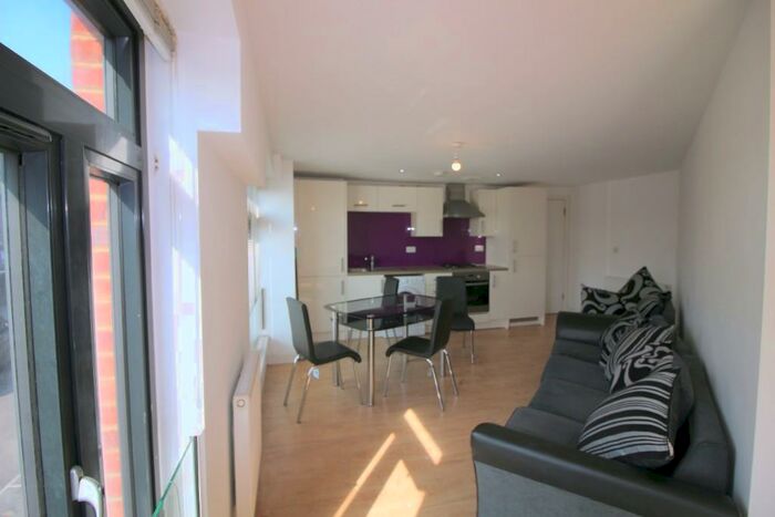 3 Bedroom Flat To Rent In George Lane, London, E18