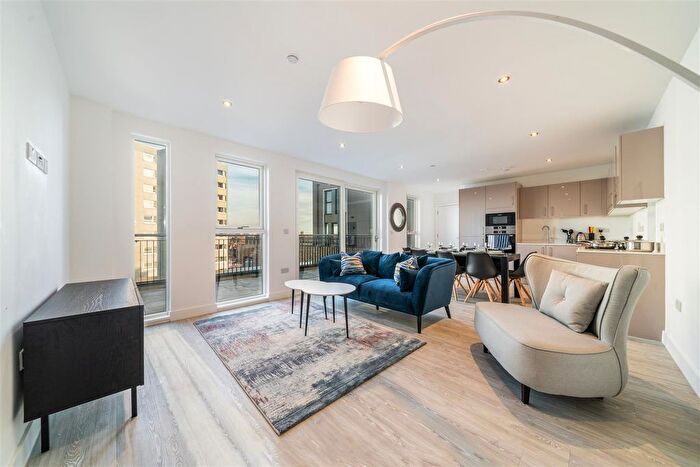 3 Bedroom Flat To Rent In Trinity Way, Acton, London, W3