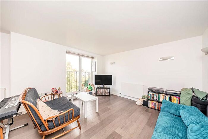 2 Bedroom Flat To Rent In Amersham Road, New Cross, SE14