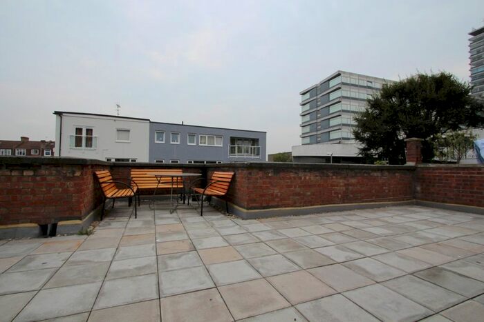 5 Bedroom Flat To Rent In Tolworth Broadway, Surbiton, KT6