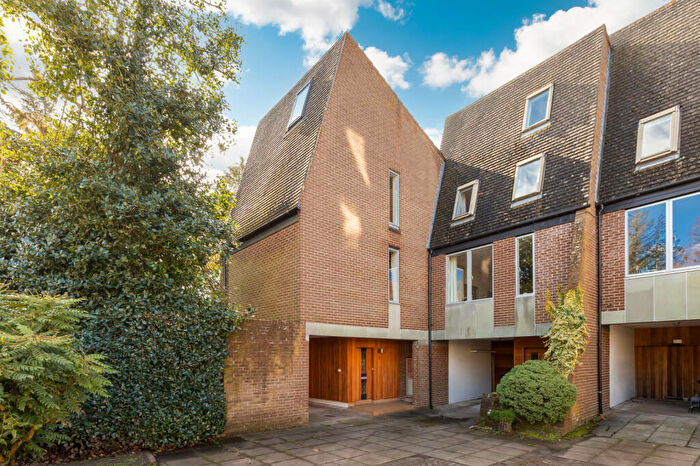 4 Bedroom Town House For Sale In / Woodhall Road, Colinton, EH13