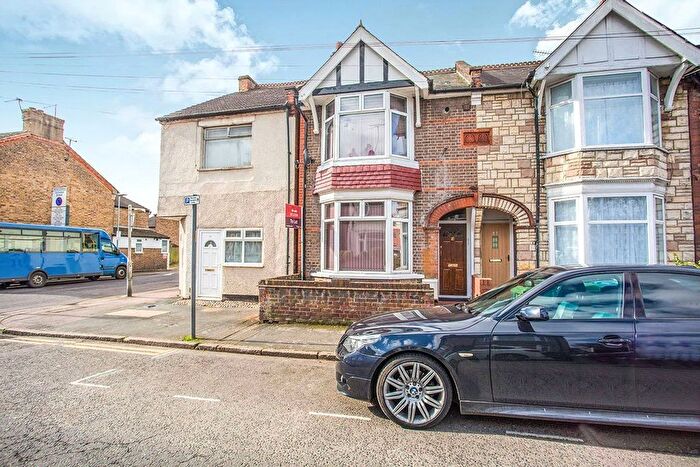 2 Bedroom Maisonette To Rent In Addiscombe Road, Watford, Hertfordshire, WD18