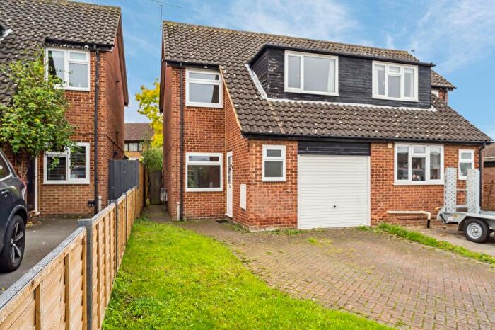 3 Bedroom Semi-Detached House For Sale In Onslow Drive, Thame, OX9