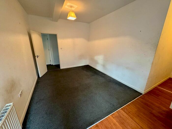 1 Bedroom Flat To Rent In Firs Parade, Matlock, DE4