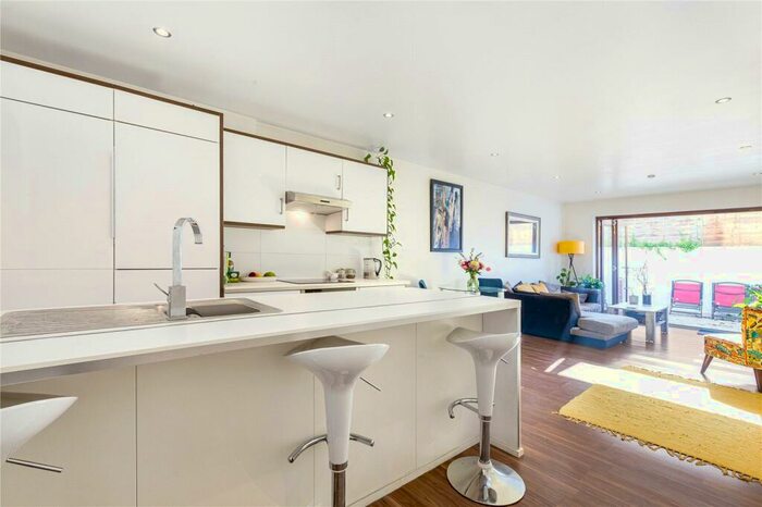 2 Bedroom Flat To Rent In Balham Grove, London, SW12