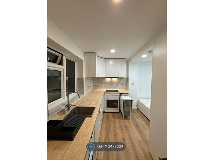 Studio To Rent In Hanworth Road, Hounslow, TW3