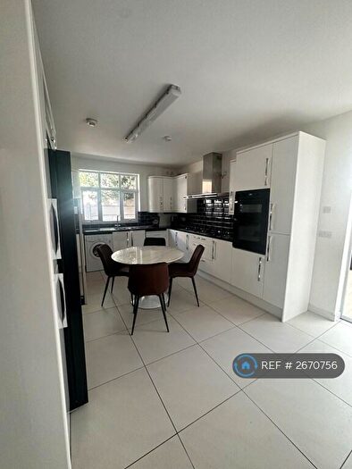 8 Bedroom Bungalow To Rent In Harlaxton Drive, Nottingham, NG7