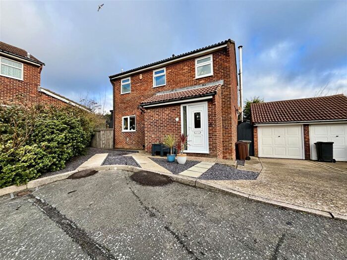 3 Bedroom Detached House For Sale In Hillyglen Close, Hastings, TN34