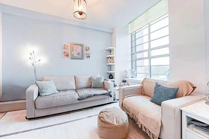 1 Bedroom Flat For Sale In Great West Quarter, Brentford, TW8
