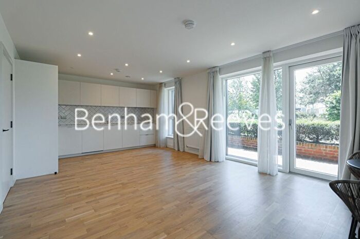2 Bedroom Flat To Rent In Cedrus Avenue, Southall, UB1