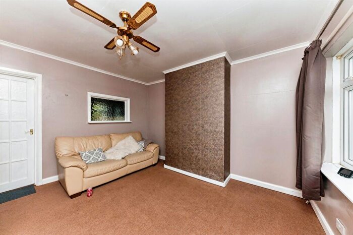 3 Bedroom Semi-Detached House For Sale In Th Avenue, Hull, HU6