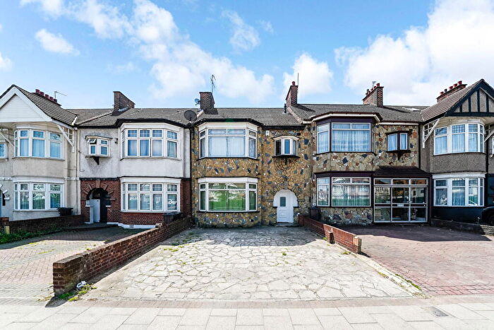 3 Bedroom Terraced House To Rent In Eastern Avenue, Gants Hill, Essex, IG2