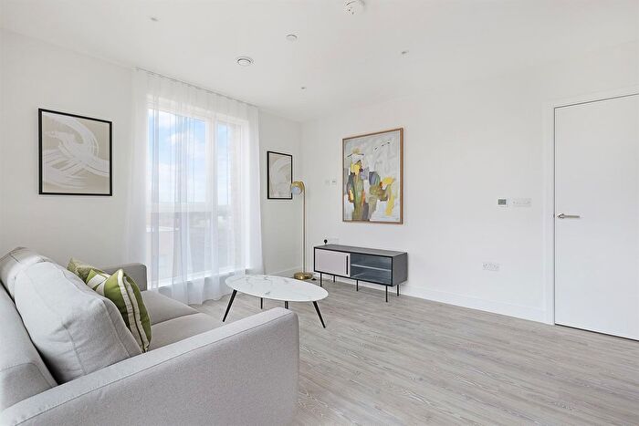 1 Bedroom Flat To Rent In Clovelly Road, Hounslow, TW3