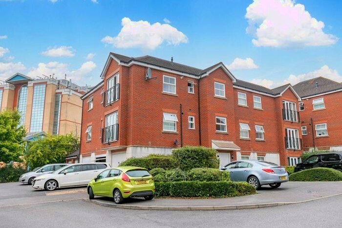 2 Bedroom Flat To Rent In Hazelwick Mews, Three Bridges, Crawley, West Sussex, RH10