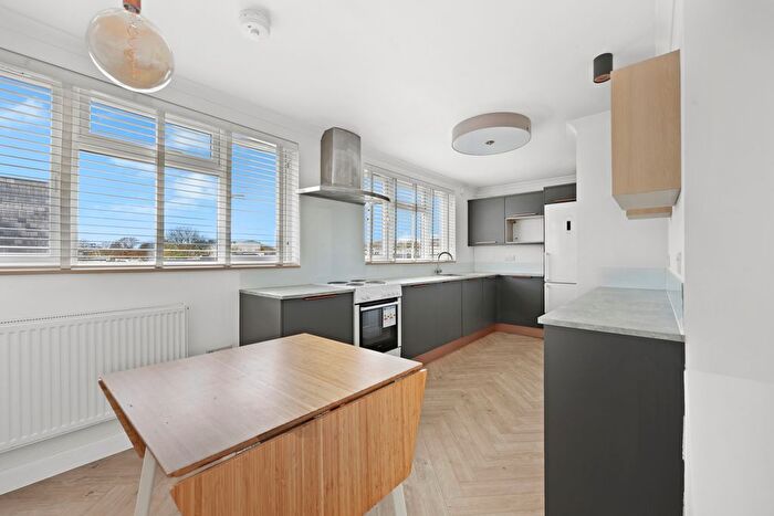 2 Bedroom Flat To Rent In Highwood Lane, Loughton, Essex, IG10