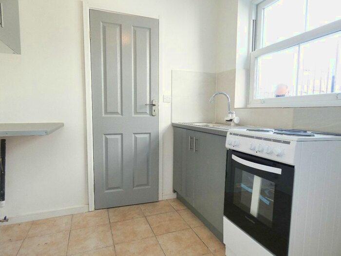 1 Bedroom Flat To Rent In Studio Flat Victoria Road, Stoke-On-Trent, ST4